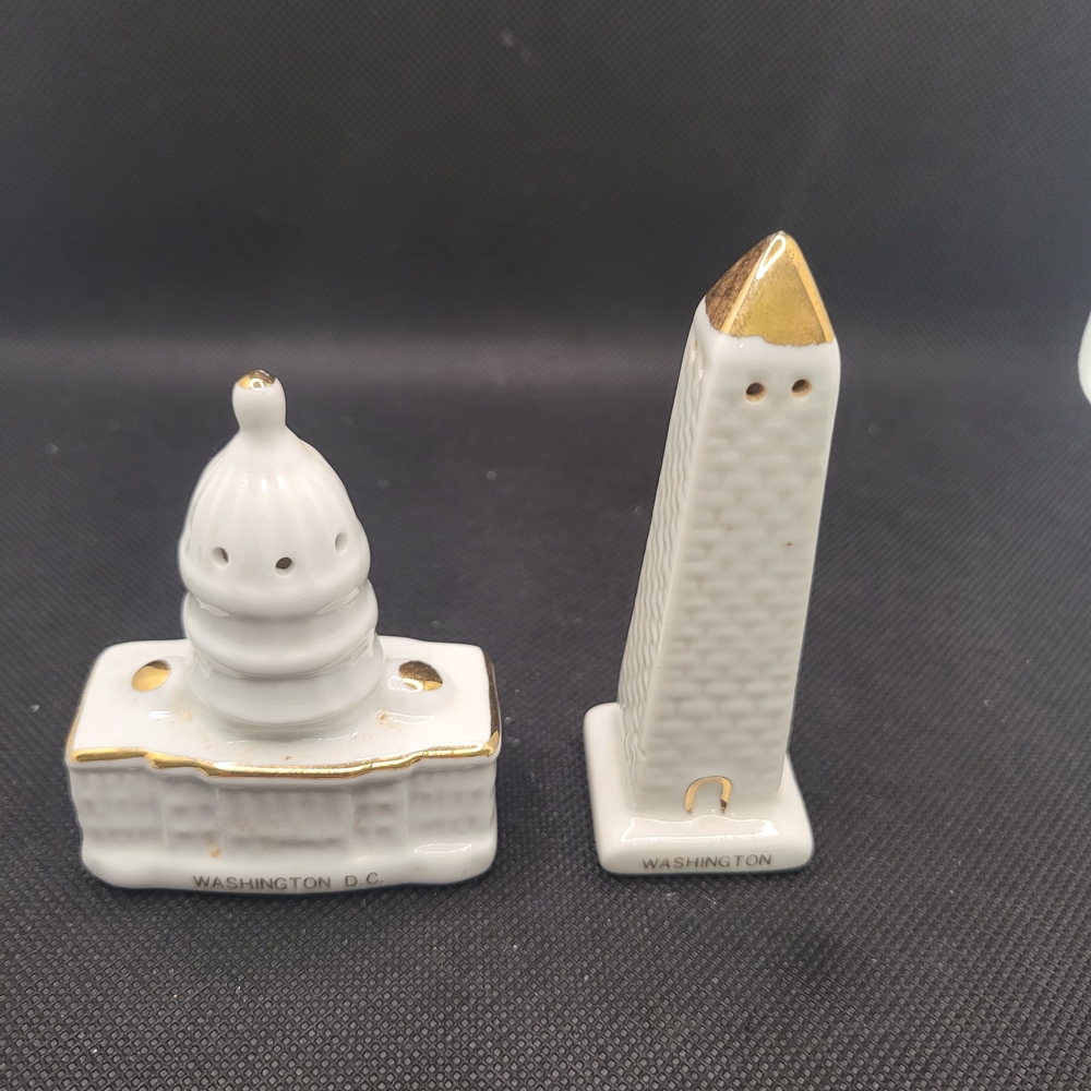 Salt /pepper shaker set  U.S. Capitol building & Washington Monument